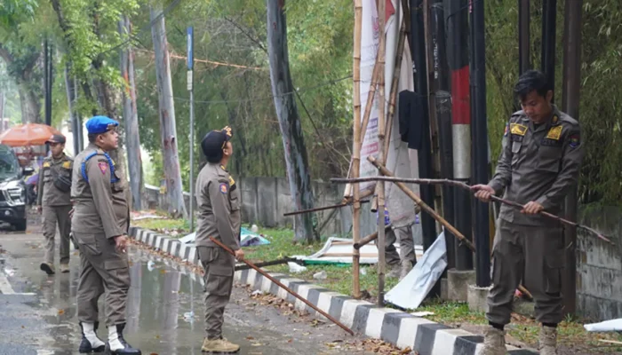 Satpol PP Kabupaten Tangerang Tertibkan Ribuan Alat Peraga Sosialisasi di Sepanjang Jalan Puspemkab Tangerang