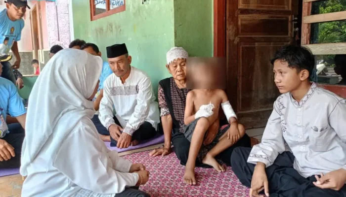 Tim Maesyal-Intan Beri Bantuan ke Azka, Bocah Yatim Piatu Korban Truk Tanah di Tigaraksa