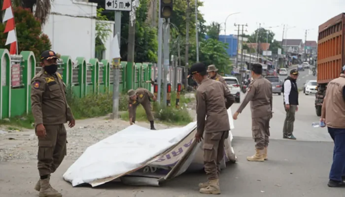 Satpol PP Kabupaten Tangerang Tertibkan 36 Billboard di Hari Pertama Masa Tenang Pemilu 2024