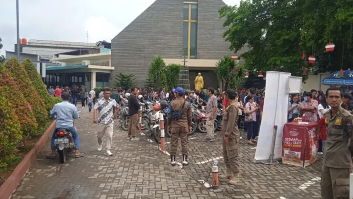 145 Personel Satpol PP Kabupaten Tangerang Siaga di 18 Gereja untuk Pengamanan Perayaan Natal 2024