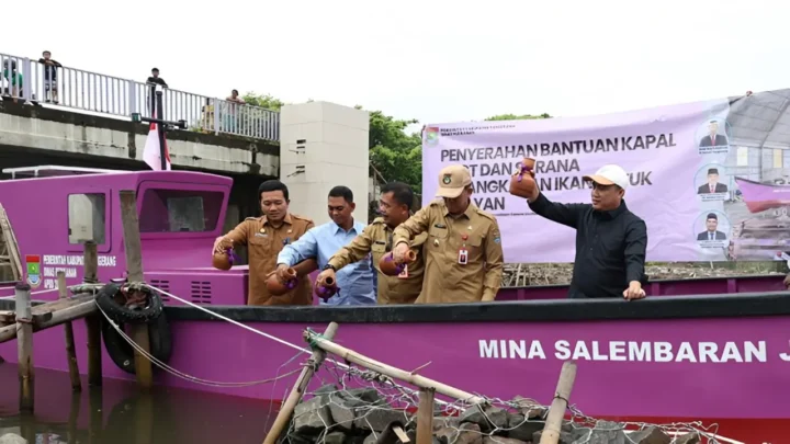 Pj Bupati Tangerang Serahkan Bantuan Kapal dan Sarana Penangkapan Ikan kepada Empat KUB Nelayan, Komitmen Pemkab Tingkatkan Kesejahteraan Nelayan