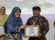 Dr. Indiwan Seto Wahyu Wibowo Dianugerahi Penghargaan Dosen Teladan 2024 oleh ASPIKOM