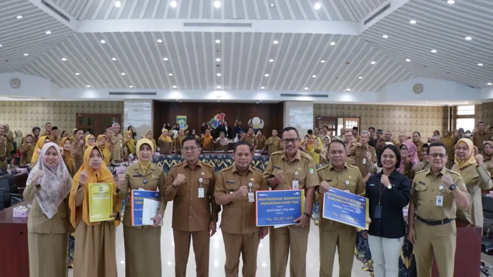 Pemkot Tangerang Serahkan SK Pensiun kepada 94 Pegawai yang Akan Memasuki Masa Purna Tugas