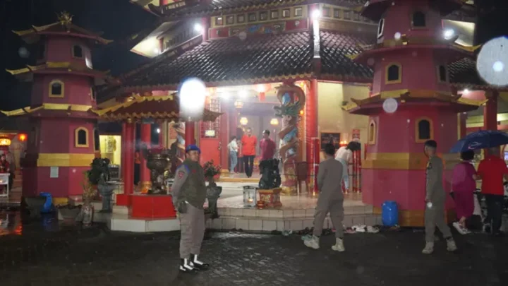 Satpol PP Kerahkan Puluhan Personel Amankan Perayaan Imlek 2025 di Vihara Kabupaten Tangerang