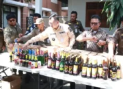 Tramtib Kecamatan Benda Amankan Ratusan Botol Miras Ilegal Usai Operasi Tahun Baru