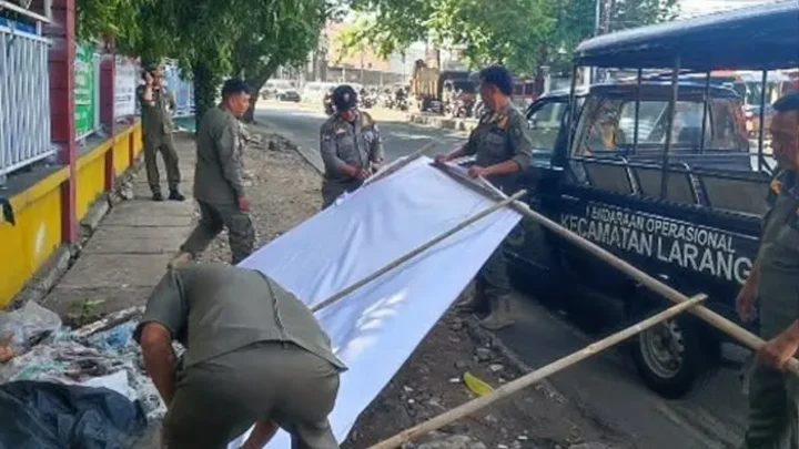 Tramtib Kecamatan Larangan Tertibkan Spanduk Tak Berizin di Jalan HOS Cokroaminoto untuk Menjaga Keindahan dan Ketertiban Kota