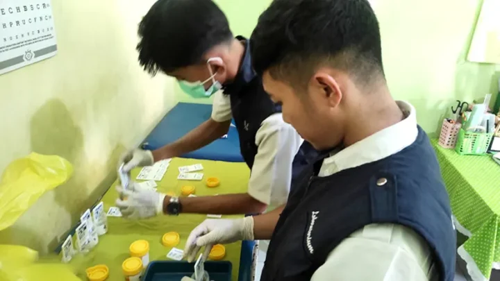 Deteksi Dini Penyalahgunaan NAPZA, Puskesmas Kedaung Barat Tes Urine di Dua Sekolah