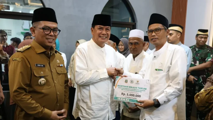 Bupati Maesyal Rasyid dan Gubernur Andra Soni Safari Ramadan ke Bojong Nangka, Bantu Guru Ngaji, Marbot, dan Mustahiq