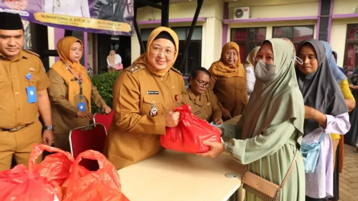 Diskon Gila-gilaan! Wakil Bupati Tangerang Bikin Heboh Cisoka dengan Bazar Sembako Harga ‘Seikhlasnya’