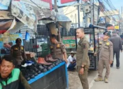 Satpol PP Lakukan Patroli Tertibkan PKL, Gak Cuma Tindak Tapi Juga Beri Edukasi!