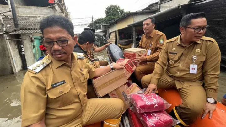 Cepat Tanggap! Pemkot Tangerang Salurkan Bantuan Banjir di Petir, Mulai Nasi Bungkus, Selimut, hingga Popok Bayi untuk Korban