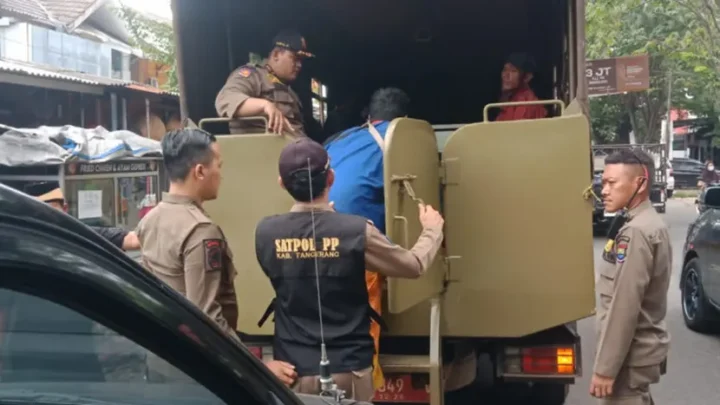 Operasi Penertiban, Satpol PP Tertibkan 17 PMKS yang Resahkan Warga di 6 Kecamatan