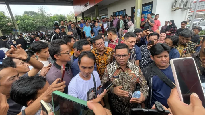 Bebas Tunggakan Pajak! Ribuan Warga Serang Serbu Samsat, Gubernur Andra Soni Puji Kesadaran Pajak Masyarakat