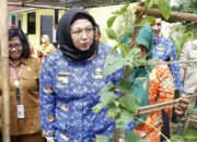 Wabup Intan Nurul Hikmah Ajak Warga Desa Mekarsari Hidup Sehat dan Bersih, Jaga Kebersihan, Hindari Penyakit!