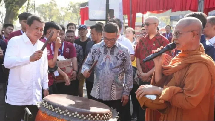 Perkuat Harmoni dalam Kebhinekaan, Bupati Tangerang Turut Meriahkan Perayaan Tri Suci Waisak 2569 BE di Citra Raya