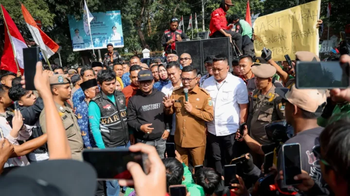 Ojol Banjiri Gedung Negara Banten, Gubernur Andra Soni Janji Tindaklanjuti Aspirasi Sesuai Kewenangan