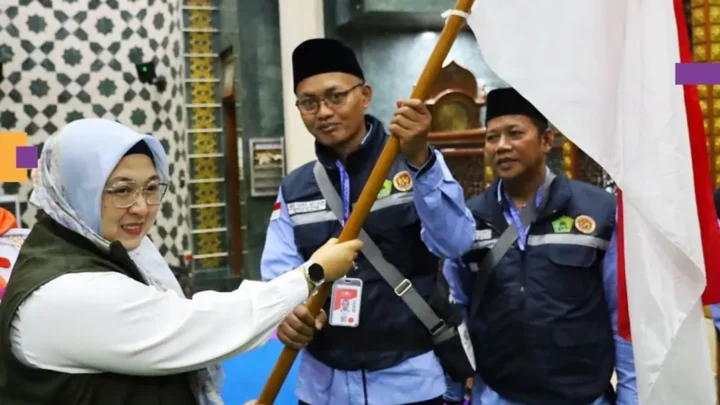 Wabup Intan Nurul Hikmah Resmi Lepas 393 Jamaah Haji Gelombang Kedua Kloter 11 JKG di Masjid Agung Al-Amjad