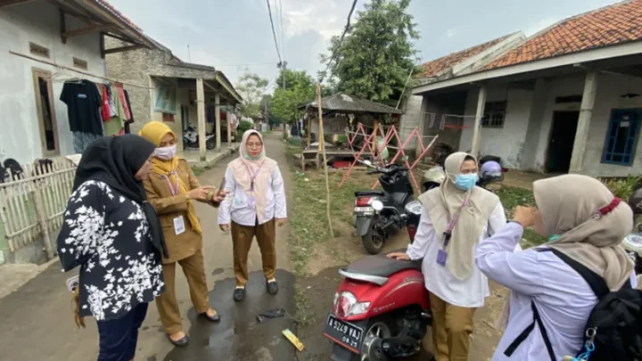 Nyamuk Kecil, Ancaman Besar! Puskesmas Sukatani Turun ke Lapangan, Sisir Jentik Nyamuk Aedes di Desa Daon