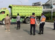 Tim Gabungan Tertibkan Truk Parkir Liar di Pintu Tol Balaraja, Sering Sebabkan Kemacetan