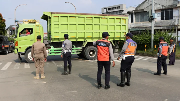 Tim Gabungan Tertibkan Truk Parkir Liar di Pintu Tol Balaraja, Sering Sebabkan Kemacetan
