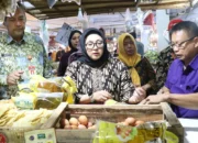 Cegah Lonjakan Harga! Wabup Intan Proaktif Tinjau Distribusi Minyak Goreng di Pasar Gudang Tigaraksa