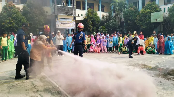 BPBD Kota Tangerang Gelar Simulasi Penanganan Awal Kebakaran di MI Al Ma’mur