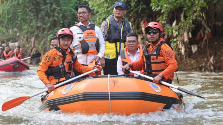 Turun Langsung! Gubernur Andra Soni Susur Kali Angke untuk Petakan Solusi Banjir Tangerang Raya