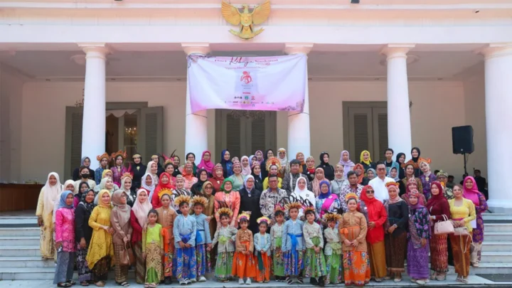 Gubernur Andra Soni Serukan Kebaya sebagai Simbol Keanggunan Perempuan Banten di Peringatan Hari Kebaya Nasional 2025
