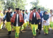 Ribuan Warga Tangerang Kompak Jalan Pakai Sarung Batik Tetengger di Festival Al-A’zhom 2025