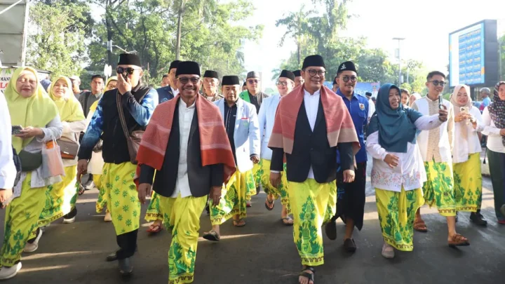 Ribuan Warga Tangerang Kompak Jalan Pakai Sarung Batik Tetengger di Festival Al-A’zhom 2025