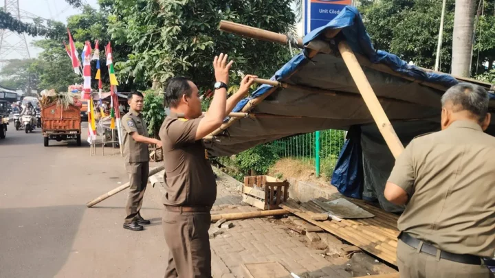 Puluhan Pedagang Tutupi Saluran Air, Trantib Ciledug Tertibkan Lapak PKL