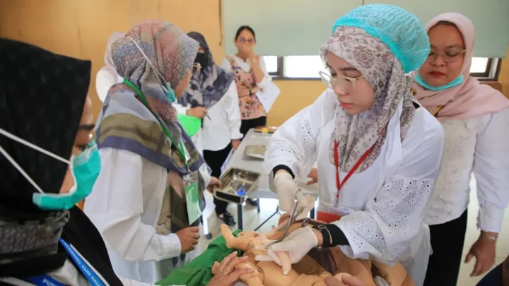 Tingkatkan Profesionalisme, Dinkes Kota Tangerang Latih Bidan Terapkan 60 Langkah Persalinan