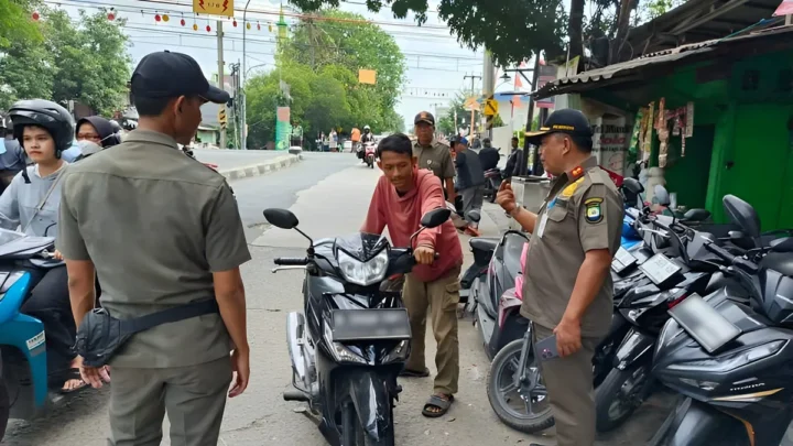 Trantib Batuceper Atasi Parkir Liar yang Bikin Semrawut di Kawasan Stasiun Poris