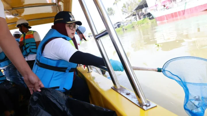 Wabup Intan Bareng Lintas Sektor Kompak Bersih-Bersih di TPS 3R Tanjung Burung