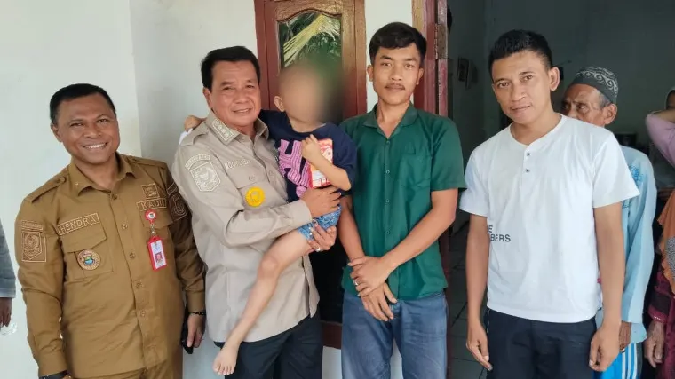 Bupati Maesyal Jenguk Anak SM Pasca Operasi Retinoblastoma di Kronjo