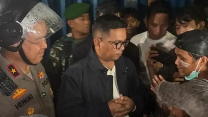 Tak Peduli Hujan, Gubernur Banten dan Kapolda Berani Turun Temui Massa Aksi