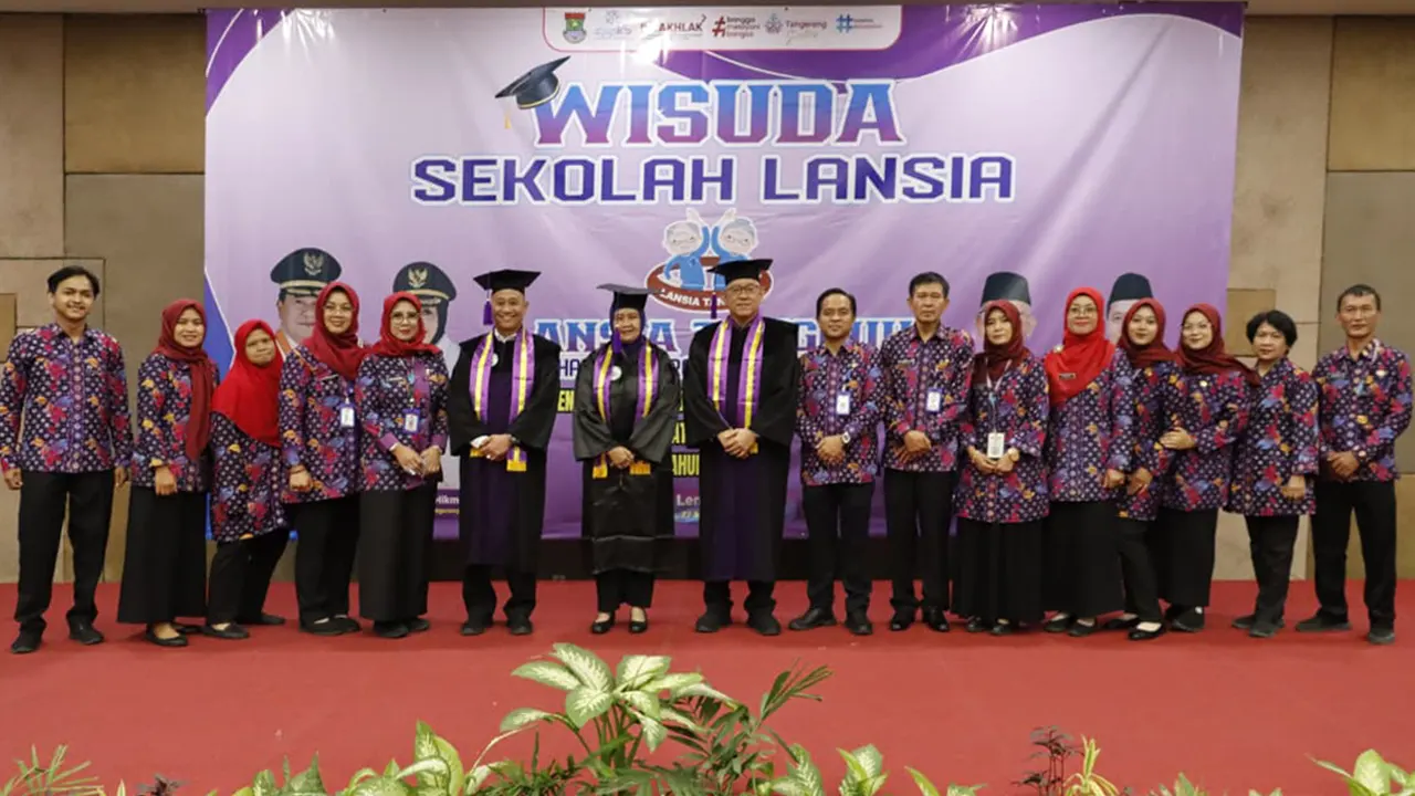 Lansia Tangerang Rayakan Wisuda Sekolah Lansia 2025, Semangat Belajar Tak Kenal Usia