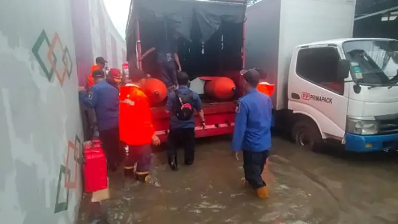 Penanganan Banjir, BPBD Kota Tangerang Turunkan 16 Perahu dan 20 Personel
