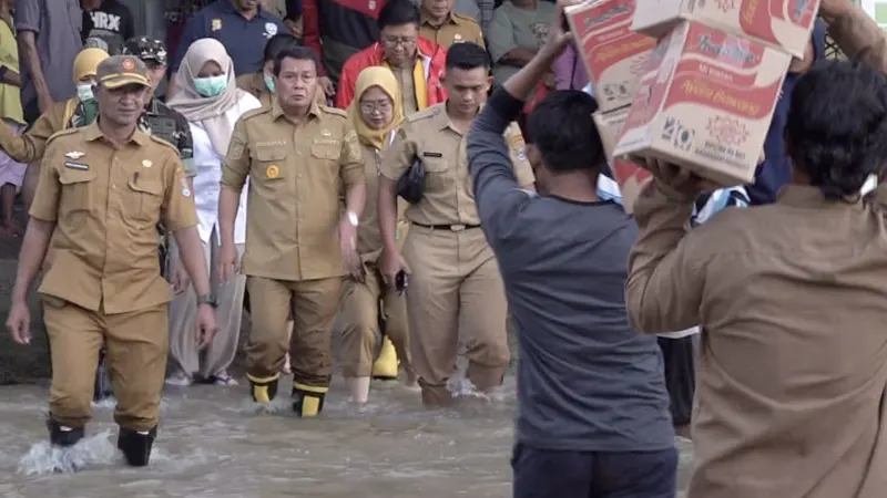 Tinjau Banjir di Kampung Rawa Lumpang, Bupati Tangerang Salurkan Bantuan Logistik