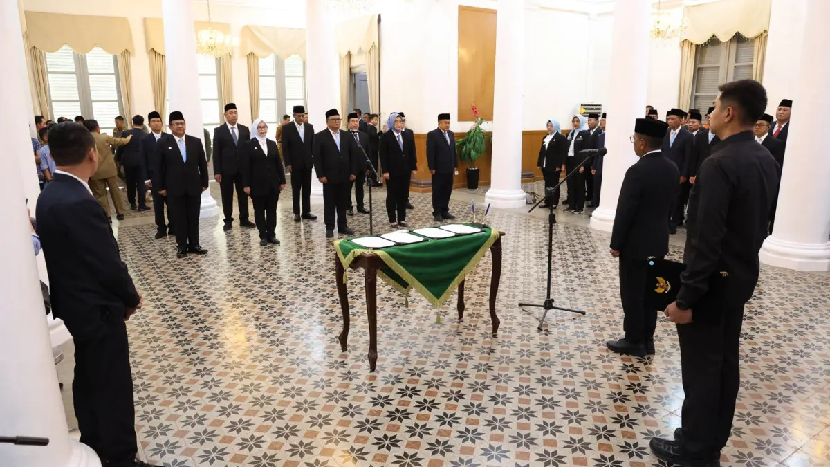 Gubernur Andra Soni Terapkan Manajemen Talenta dalam Pelantikan Sepuluh Pejabat Tinggi