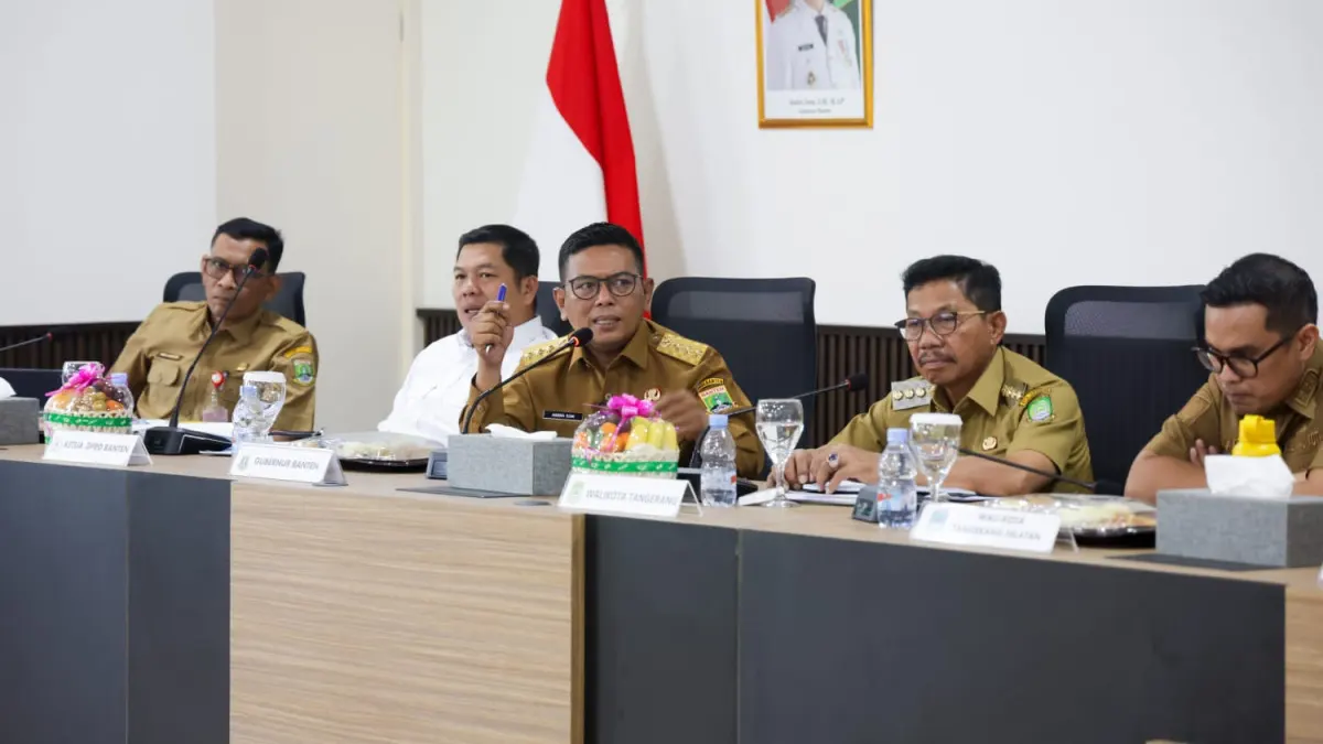 Pimpin Rapat Penanganan Banjir, Andra Soni Tekankan Normalisasi Sungai sebagai Tahap Awal