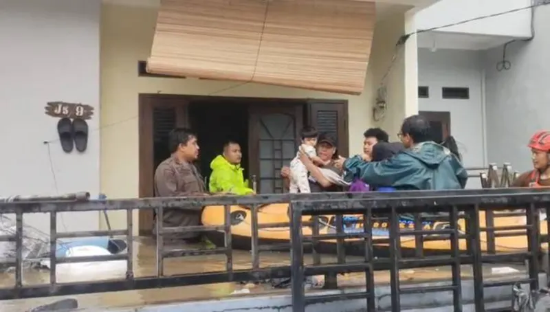 Banjir Puri Kartika Baru, Balita dan Lansia Dievakuasi Petugas Gabungan