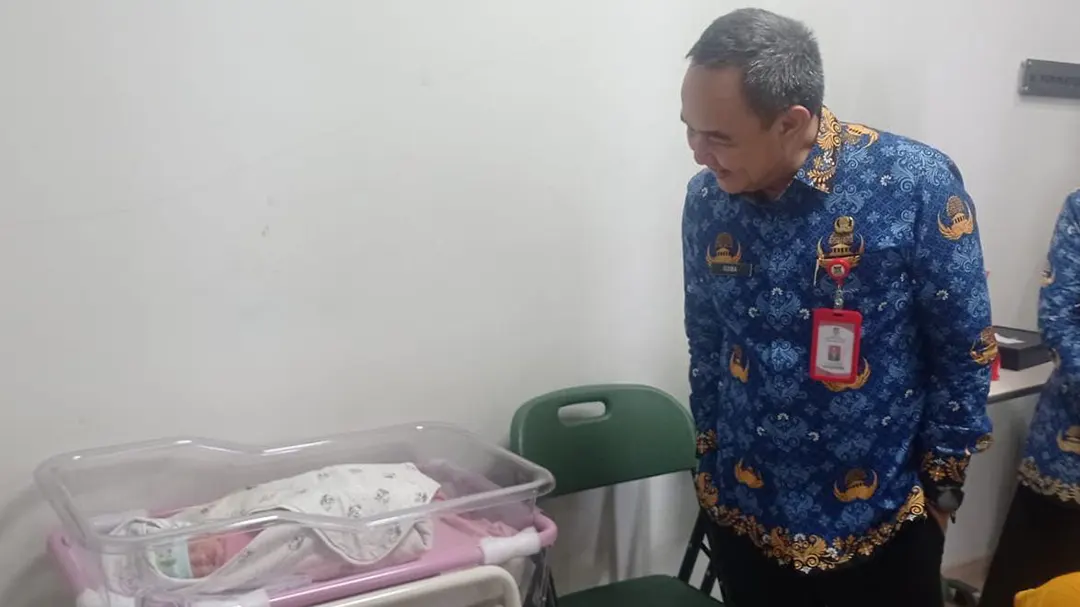 Jelang Lebaran, Sekda Kabupaten Tangerang Kunjungi RSUD Tigaraksa dan Beri Nama Bayi