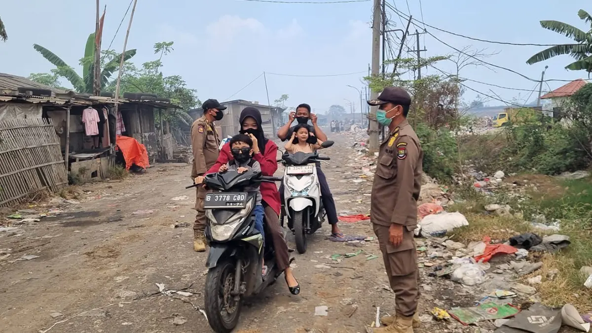 Dampak Asap Kebakaran TPA Jatiwaringin, Satpol PP Turun Bagikan Masker
