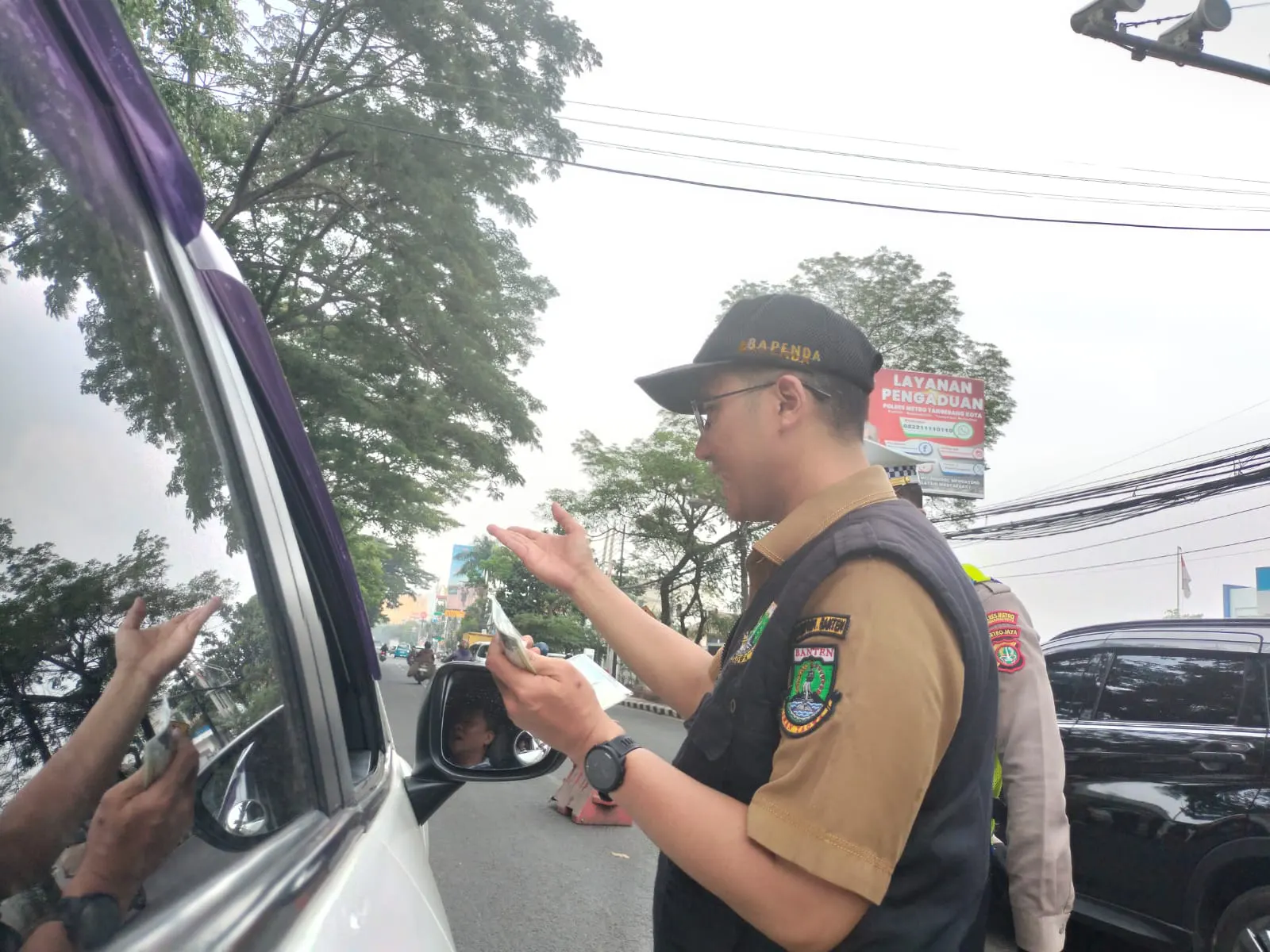 Sambil Razia Kendaraan, Samsat Cikokol Sosialisasikan Diskon Pajak